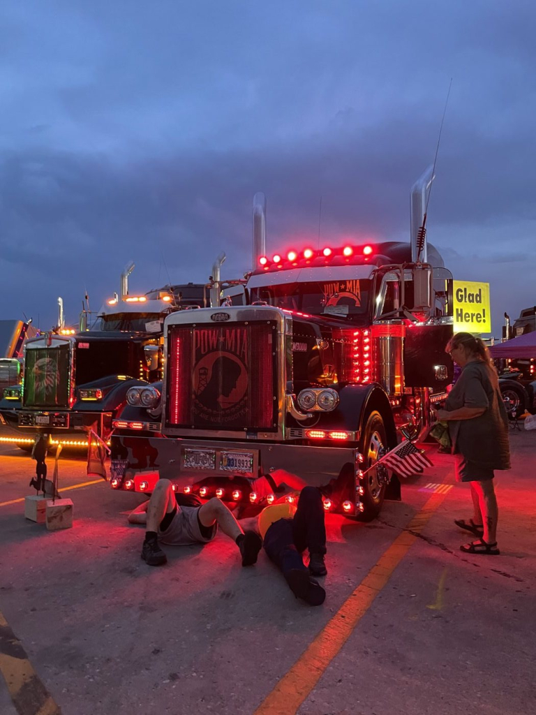 LIGHTS AT NIGHT – BOBTAIL – THEME 1st – Fritz Littlefield, Forest Lake, MN – 2006 Peterbilt