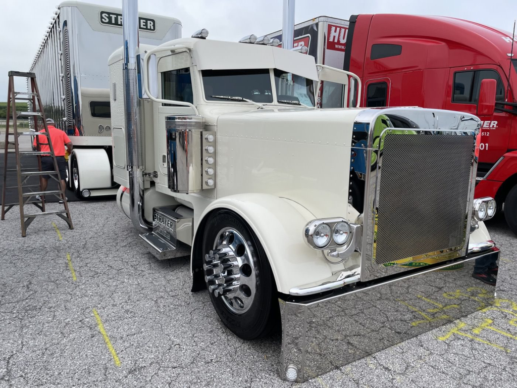 TRUCKER’S CHOICE WINNER – Zach Strayer, Spencerville, OH – 2023 Peterbilt and 2023 Wilson Cattle trailer – Notorious P.I.G